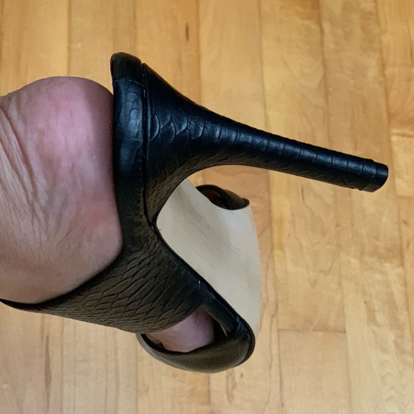 BANANA REPUBLIC GOOD CONDITION:  MULE BLACK PUMPS. - Picture 6 of 15